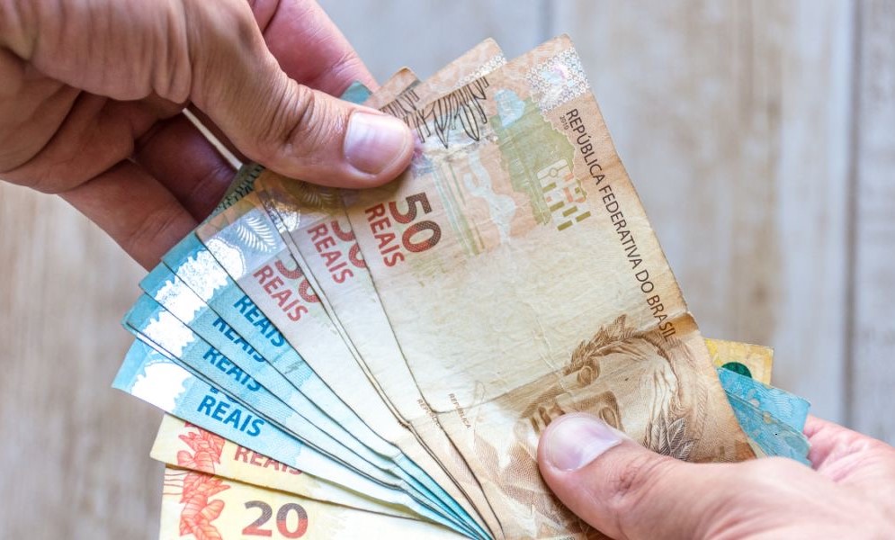 Novo salário mínimo de R$ 1.621 começa a ser pago aos trabalhadores