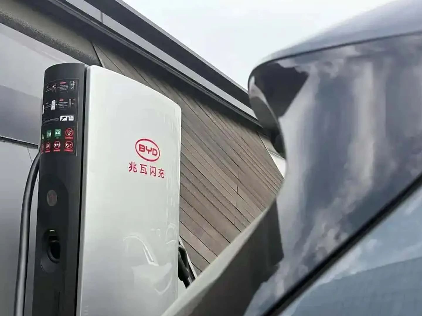 BYD planeja instalar mil postos de recarga rápida para veículos elétricos no Brasil