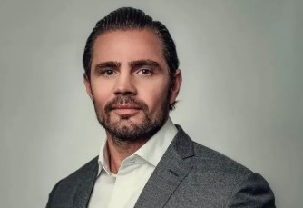 Daniel Vorcaro chega algemado à Polícia Federal em Brasília para possível delação premiada