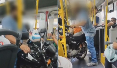 Homem é flagrado entrando em ônibus de Goiânia carregando motocicleta
