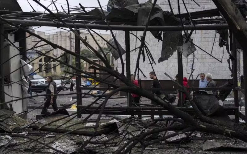 Rússia ataca Ucrânia com 426 drones e mísseis; clima de guerra afeta Moscou e Kiev tenta nova negociação de paz