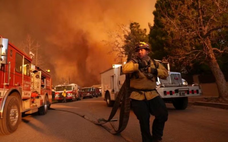 Incêndios em Los Angeles seguirão fortes até meados da semana que vem, diz Corpo de Bombeiros