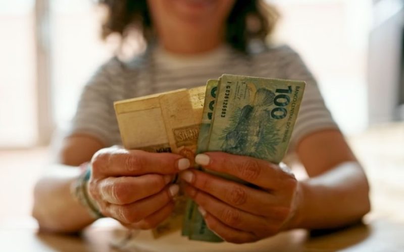 Trabalhadores nascidos em maio e junho recebem abono salarial a partir desta quinta (15); benefício pode chegar a R$ 1.518