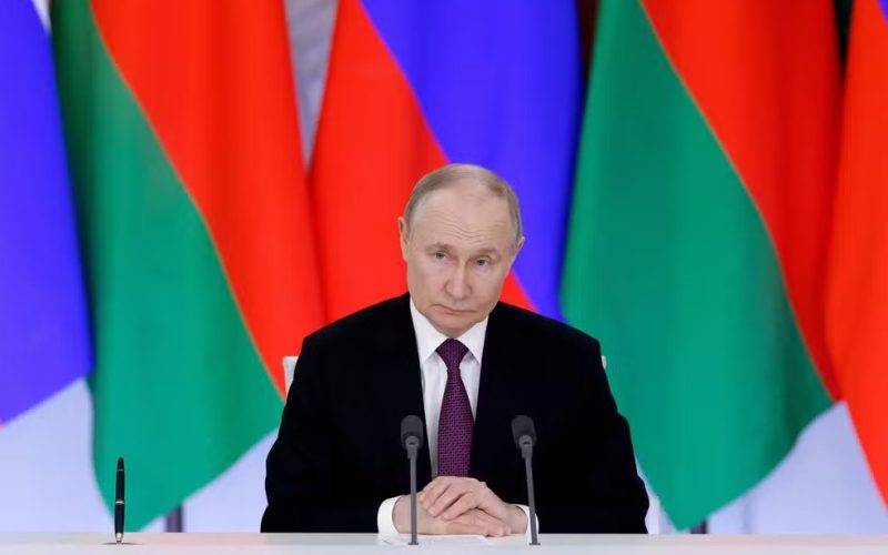 Putin aceita discutir cessar-fogo de 30 dias, mas impõe condições e desconfia de intenções dos EUA