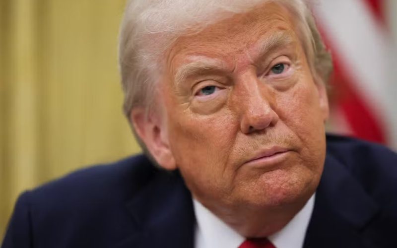 Trump defende tarifas “corajosas” enquanto mercados globais desabam e temor de recessão cresce