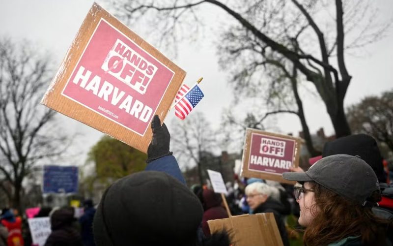 Justiça dos EUA bloqueia decisão de Trump que proibia Harvard de ter estudantes estrangeiros