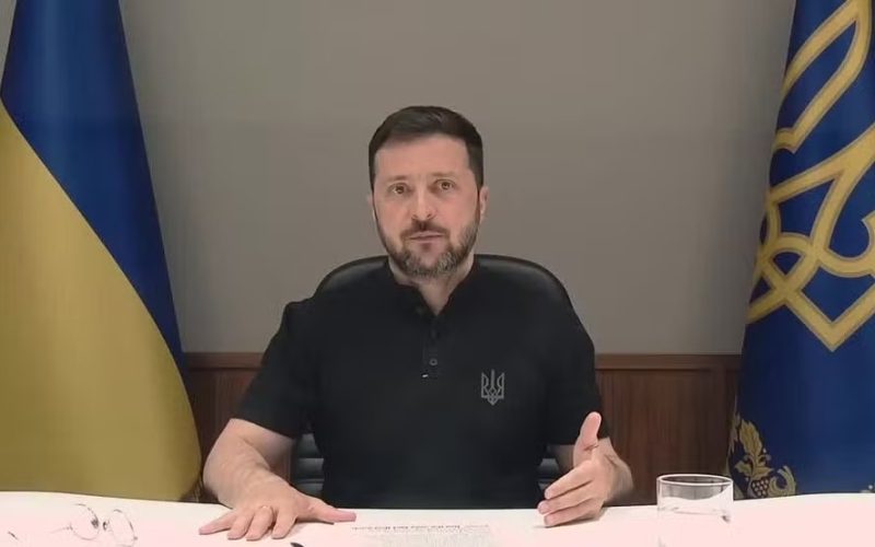Zelensky reafirma que não cederá territórios à Rússia em nova tentativa de pressionar por paz justa