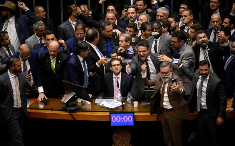 Corregedor da Câmara pede suspensão de três deputados e censura escrita a 14 por protesto contra prisão de Bolsonaro