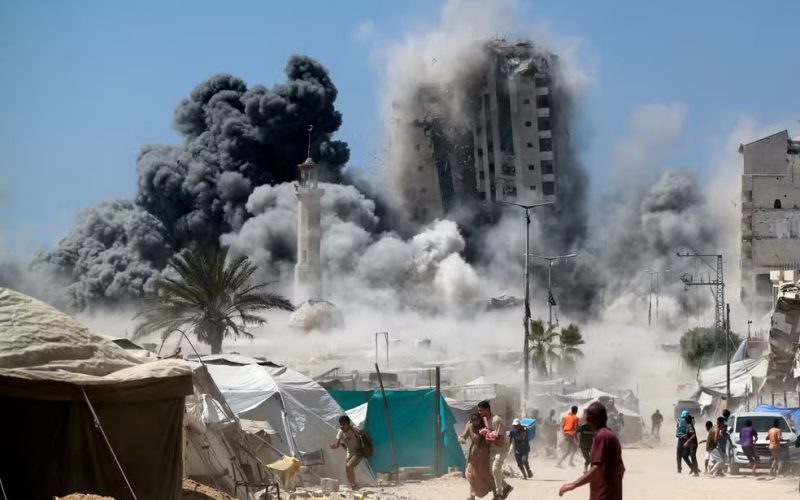 Bombardeio israelense derruba prédio de 14 andares na Cidade de Gaza em nova ofensiva contra o Hamas