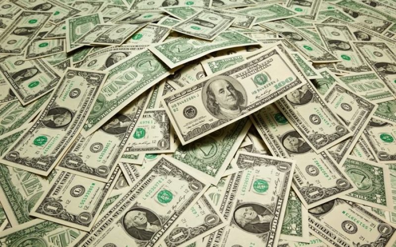 Dólar sobe e fecha semana decisiva para inflação, empregos e PIB no Brasil e EUA