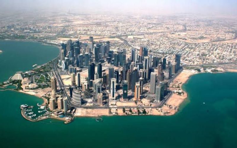 Qatar Ameaça Suspender Fornecimento de Gás à União Europeia por Sanções de Nova Lei Ambiental e Trabalhista