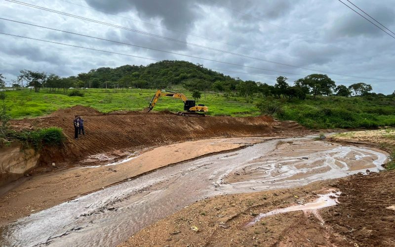 Ações de drenagem reforçam segurança em área crítica entre Jardim das Oliveiras e Flor do Ipê
