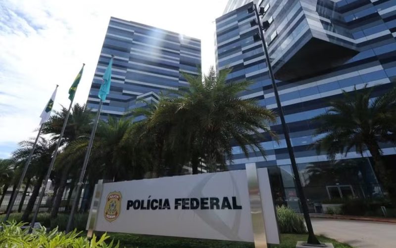 Polícia Federal abre 1.192 vagas em concursos para área administrativa e policial com salários de até R$ 26,8 mil