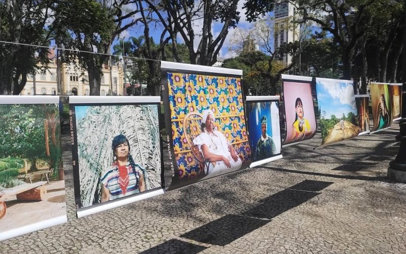 Avenida Goiás vira galeria a céu aberto com exposição de fotografia feita por mulheres
