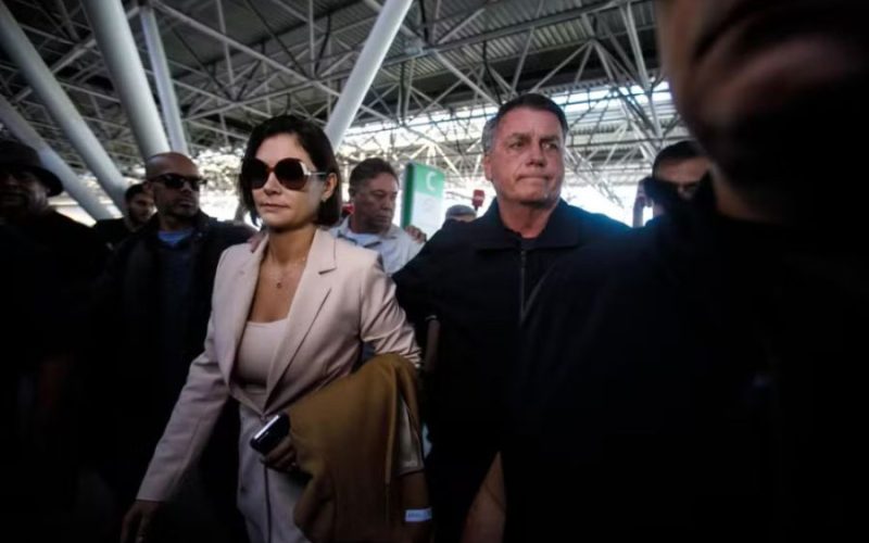 Bolsonaro vai a aeroporto com Michelle após ter pedido negado para acompanhar posse de Trump