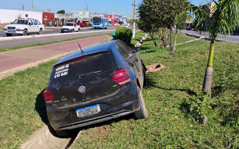 Condutora cochila ao volante e carro sai da pista na Avenida Dom Emanuel em Senador Canedo