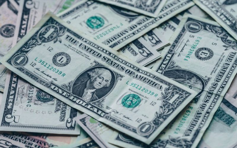 Dólar oscila e cai para R$ 5,81 em meio à “guerra da Ptax” e cenário econômico incerto