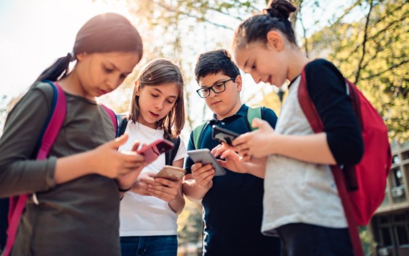 Lula Sanciona Lei que Proíbe Uso de Celulares em Escolas e Prioriza Saúde Mental dos Estudantes