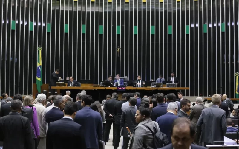 Após crise com PEC da Blindagem, Câmara foca em segurança e isenção do Imposto de Renda