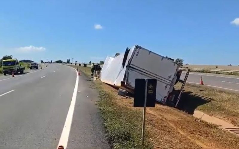Carreta com carga de cigarros contrabandeados tomba na BR-050/GO e carga é saqueada por populares