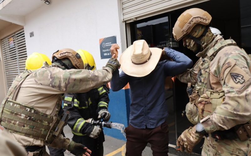 Homem tenta atear fogo ao próprio corpo em protesto na Equatorial de Senador Canedo