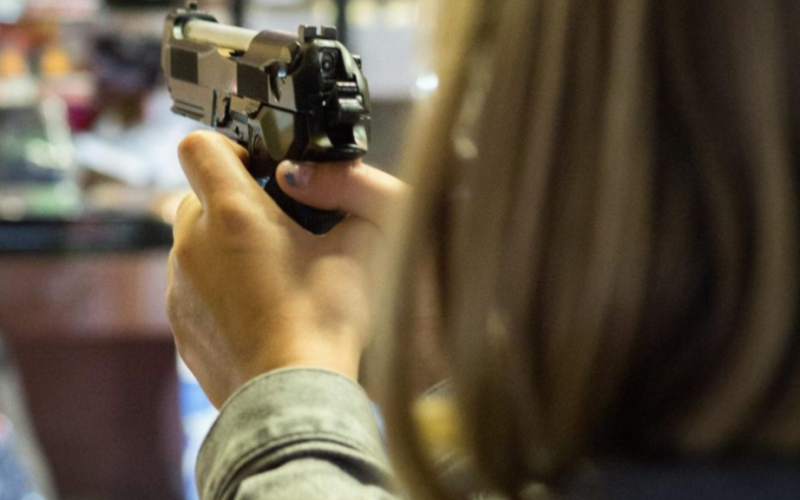 Senado aprova porte de arma temporário para mulheres sob medida protetiva