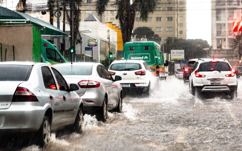 Goiás tem alerta de tempestades: semana começa com sol, calor e risco de chuvas fortes
