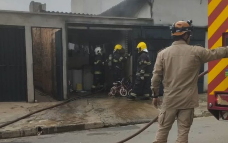 Incêndio em residência é controlado pelo Corpo de Bombeiros no Residencial Flor do Ipê em Senador Canedo