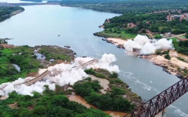 Restante da estrutura da Ponte JK é demolida com explosivos