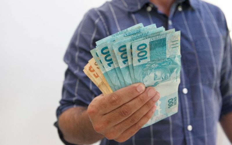 Novo valor do salário mínimo divulgado na era Lula para 2025 gera apreensão em CLTs.