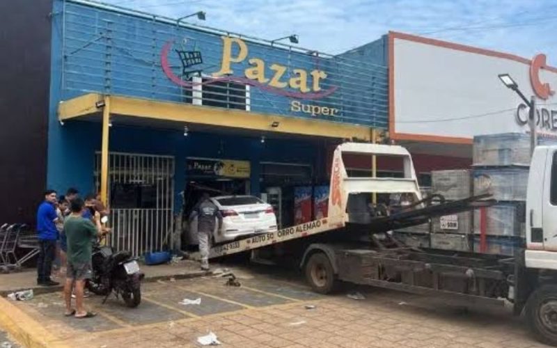 Funcionário consegue escapar poucos segundos antes de mulher invadir distribuidora com carro.