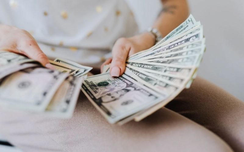 Com pacote fiscal no radar, dólar recua e fecha a R$6,04