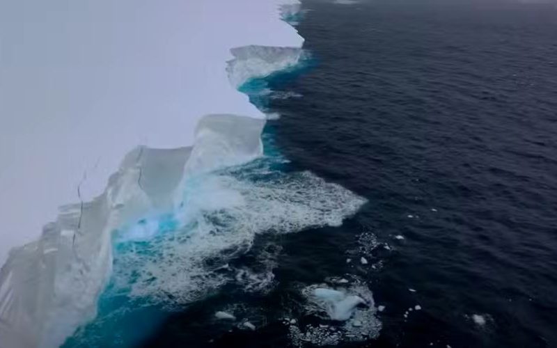 Maior Iceberg do Mundo, A23a, Inicia Jornada Rumo ao Norte Após Décadas Encalhado na Antártica