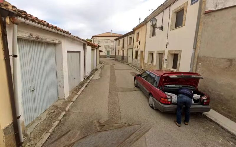 Imagem do Google Street View Exibe Homem Colocando Corpo no Carro e Suspeito é Detido na Espanha