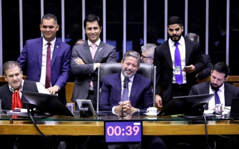 Câmara Aprova PEC de Corte de Gastos em 1º Turno