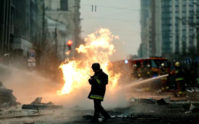 Rússia ataca Kiev com mísseis hipersônicos e balísticos; ao menos um morto e incêndios registrados
