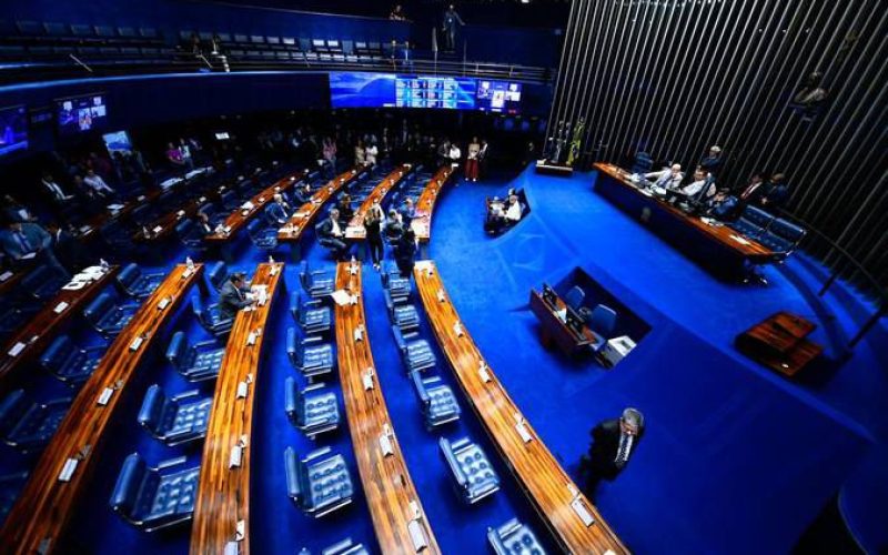 Senado aprova projeto que limita aumento real do salário mínimo e exige cadastro biométrico para programas sociais