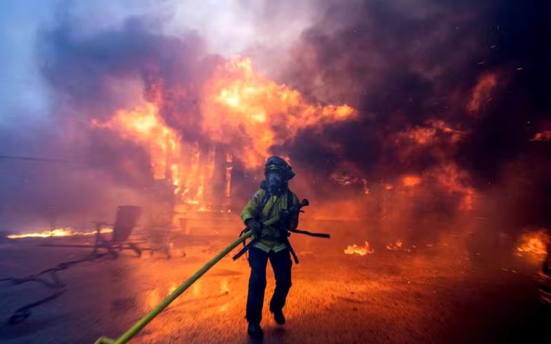 Incêndios florestais tomam conta de Los Angeles, forçando evacuações em massa e deixando um rastro de destruição
