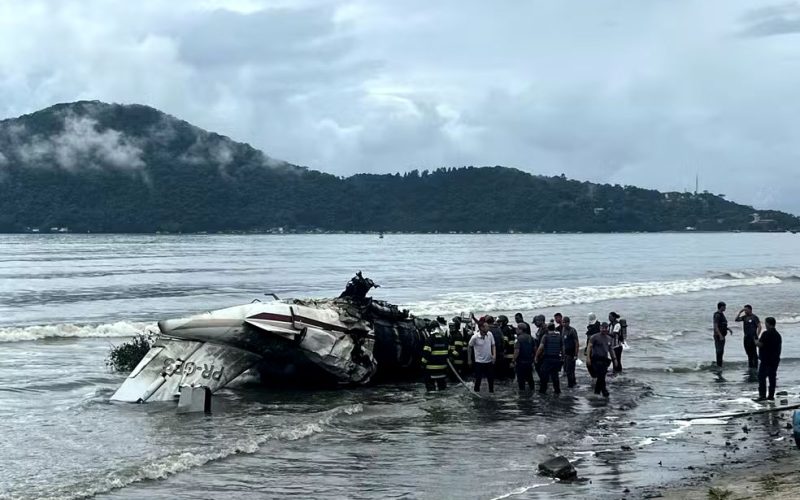 Avião de Pequeno Porte Explode em Praia de Ubatuba: Piloto Morre e Quatro Passageiros Sobrevivem