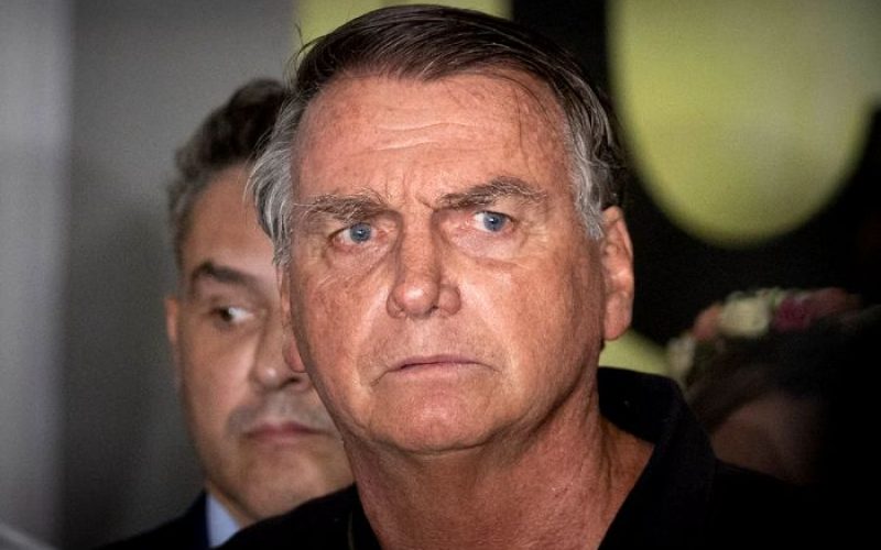 Bolsonaro Critica Retenção de Passaporte e Afirma que Poderia Deixar o Brasil a Qualquer Momento