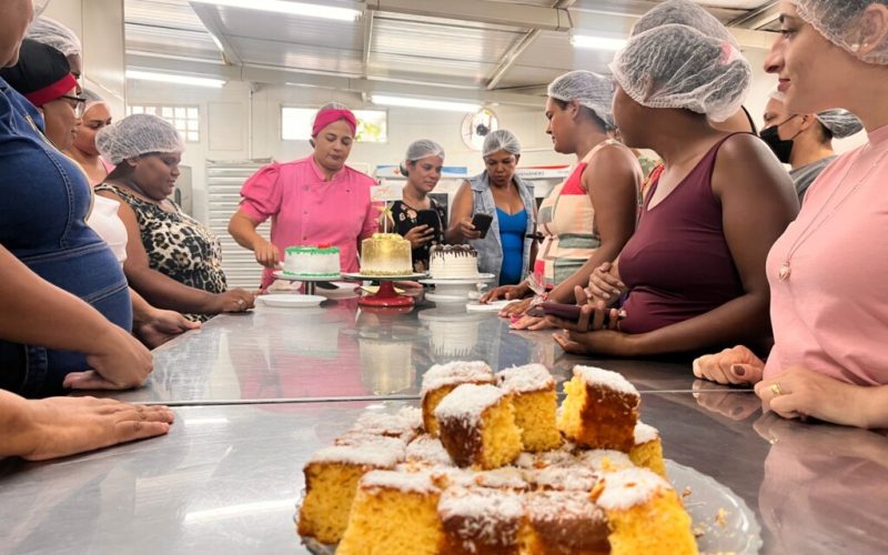 Prefeitura oferece cursos gratuitos em costura, beleza e confeitaria em parceria com COTEC