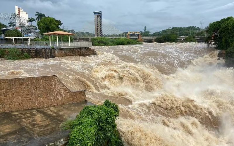 Rio Tietê transborda e deixa cidades em alerta após volume subir cinco vezes acima do normal