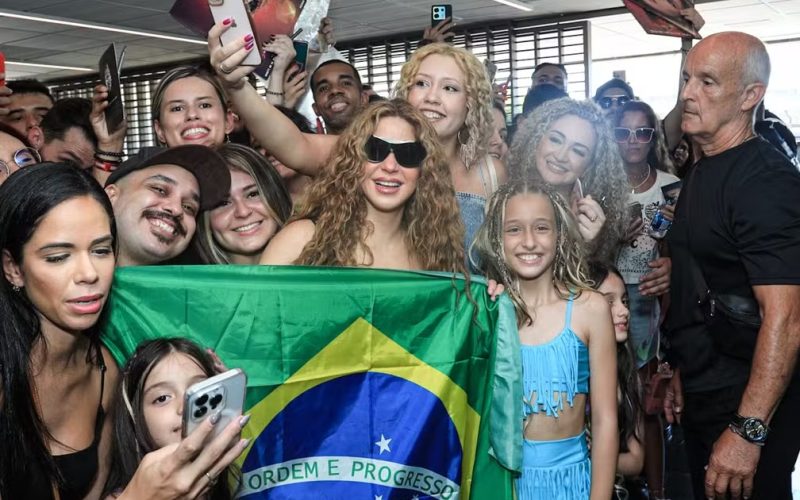 Shakira chega ao Brasil para turnê e declara amor aos fãs: “Te amo, Brasil 🤍”