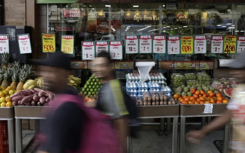 Preço da comida ainda pesa em 2025, mas inflação desacelera; veja o que deve baratear