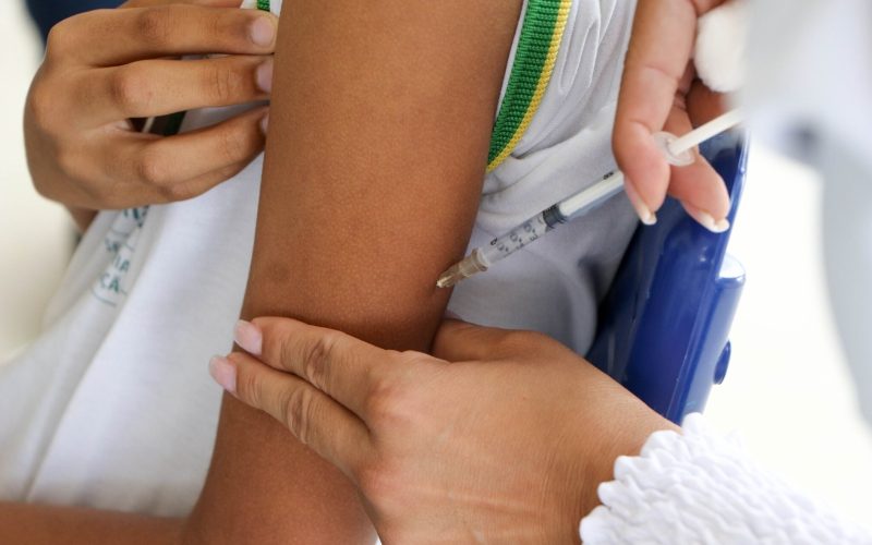 Senador Canedo alerta para baixa adesão à segunda dose da vacina contra a dengue