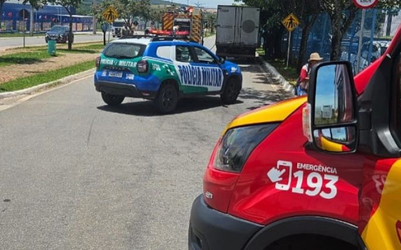 Corpo de Bombeiros combate incêndio em veículo de grande porte em Senador Canedo