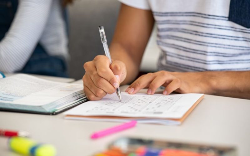 Formandos do ensino médio em escolas públicas já podem sacar R$ 1 mil do Pé-de-Meia