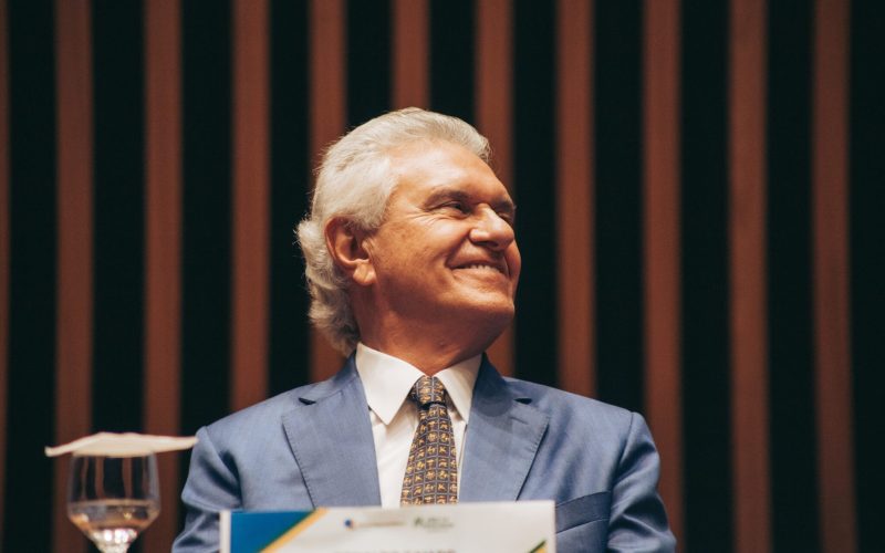 Caiado tem 86% de aprovação e consolida liderança em Goiás, diz pesquisa