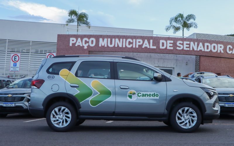 Prefeitura de Senador Canedo entrega novos veículos para reforçar serviços públicos