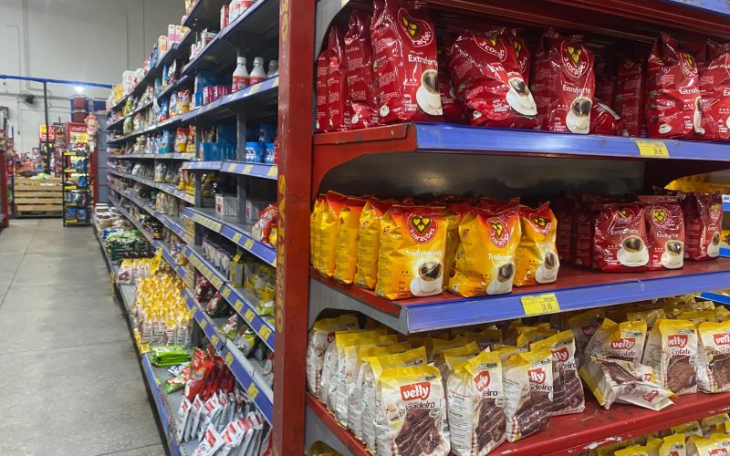 Inflação desacelera para 0,43% em abril, puxada por alimentos e remédios; transportes caem